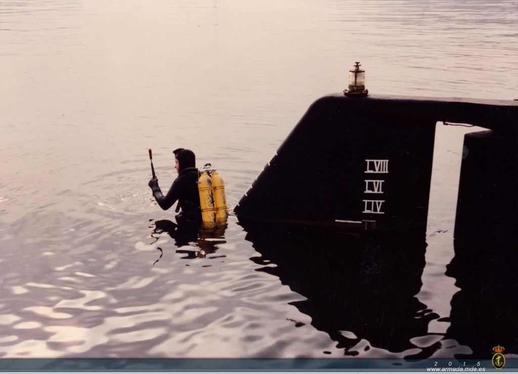 Un buceador descansa sobre el timón de un submarino clase 70 durante la conexión del sonar remolcado SOLARSUB. El sistema es del tipo "clip-on" y debe ser conectado antes de salir a la mar a través de una guía en el extremo de uno de los timones de buceo